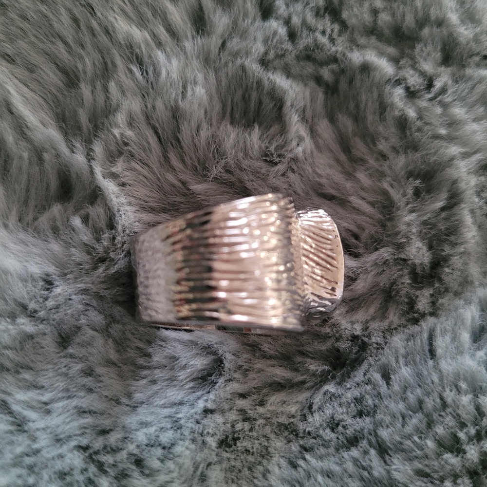Ring - Picture 3 of 4